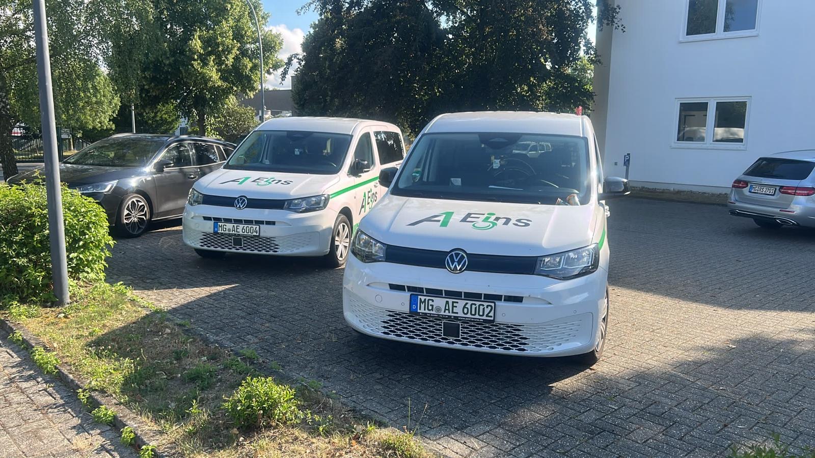 Fahrzeuge von A1 Krankenfahrdienst auf dem Hof